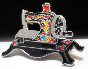 Enamel Clotilde #3 Toy 1910 Sewing Machine Pin Metal Collectible Quilters Crafts - Imagen 1 de 6
