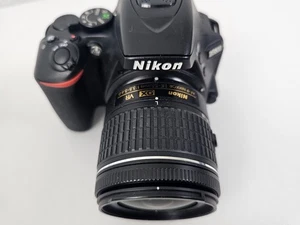 Cámara Nikon D5600 DSLR con 18-55mm y accesorios - Imagen 1 de 9