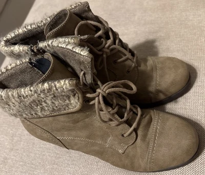 Botas para mujer Jade Sporto tacón con cuña cremallera lateral tostadas con parte superior tejida talla 9 M Foto 1 de 4