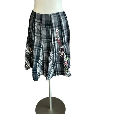 Alberto Makali Black and White Plaid Crinkle  Embroidered Floral Skirt Size 4 - Image 1 of 4