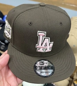New Era Los Angeles Dodgers 9Fifty SnapBack Hat Chocolate Brown Pink Logo - Picture 1 of 3