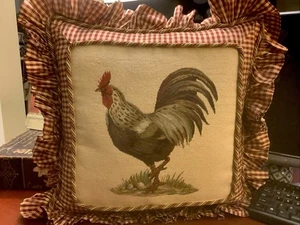 Pequeño Gallo Punto/Punto de Aguja 🐓Almohada Cuadrada Temática 17”~con Cuadros Pequeños y Volantes~BONITA - Imagen 1 de 12