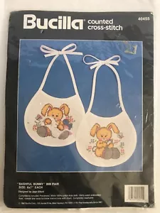 Par de baberas bebé conejo tímido con punto de cruz Bucilla #40455 - Nuevo en paquete - Imagen 1 de 6