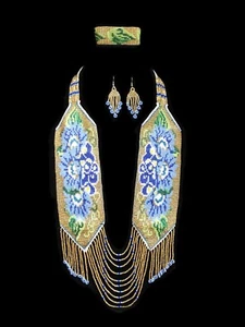 Conjunto de collar-pulsera y pendientes de cuentas de semilla larga floral azul y dorado arte huichol - Imagen 1 de 4