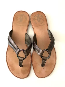 Lilly Pulitzer Pewter Leather McKim Thong Sandals 6.5 Gunmetal Logo Ring - Picture 1 of 8
