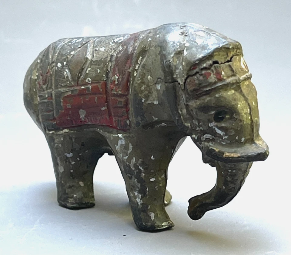 Antigua figura de elefante en miniatura, laca roja, bronce del Himalaya de los siglos XVIII-XIX Foto 1 de 4