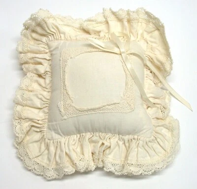 Cama Muñeca Miniatura 2" Almohada con Volantes y Borde de Encaje ~ Marfil ~ 9" x 9" Foto 1 de 2