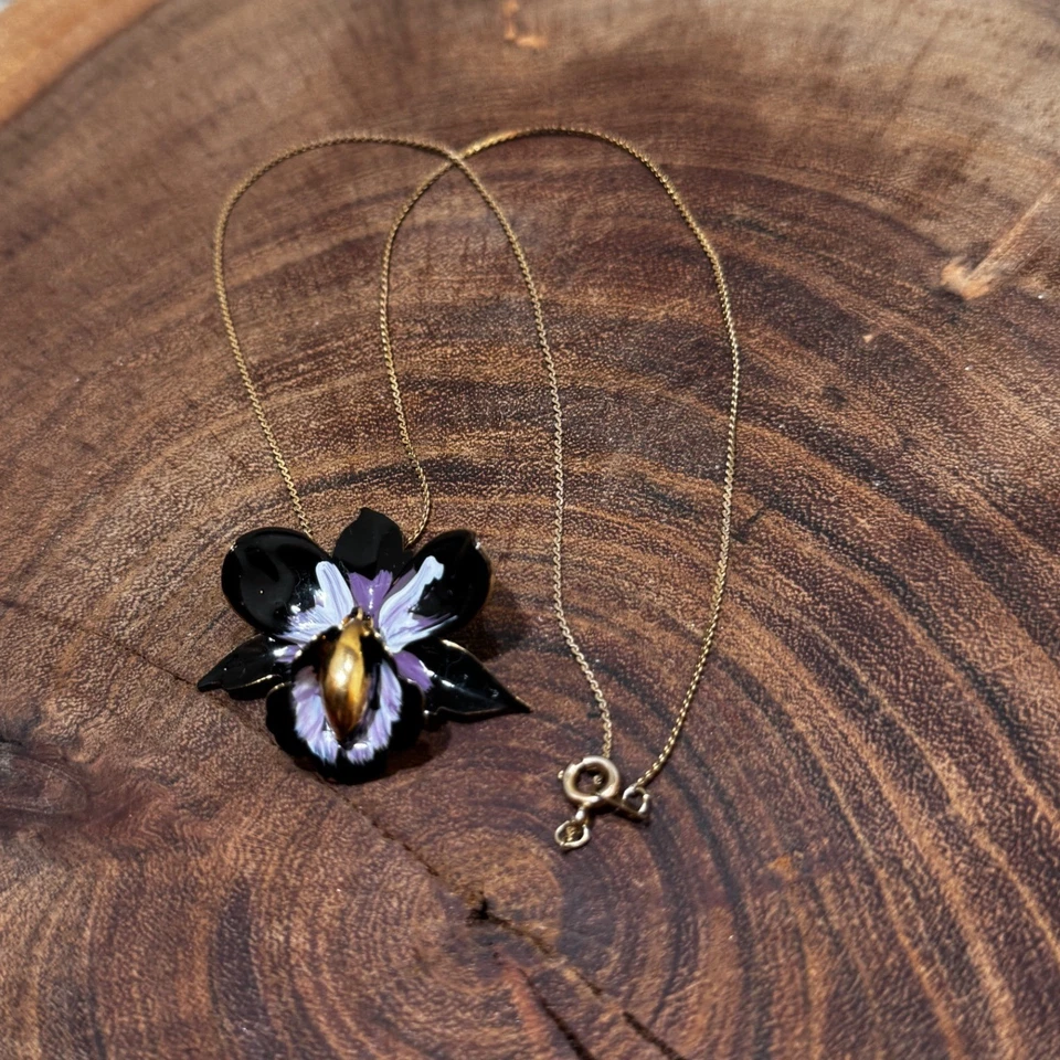 Collar Flor Orquídea Esmalte Vintage Tono Dorado Púrpura Negro Floral Mediados de Siglo Foto 1 de 4