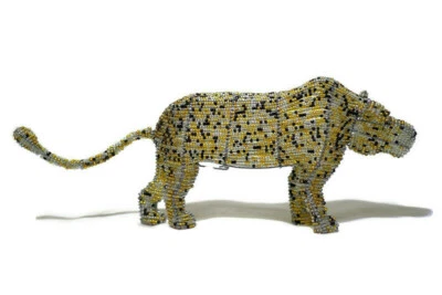 Estatueta de leopardo marrom claro, claro e preto com miçangas por Job Guwhe. Presentes feitos à mão - Imagem 1 de 4