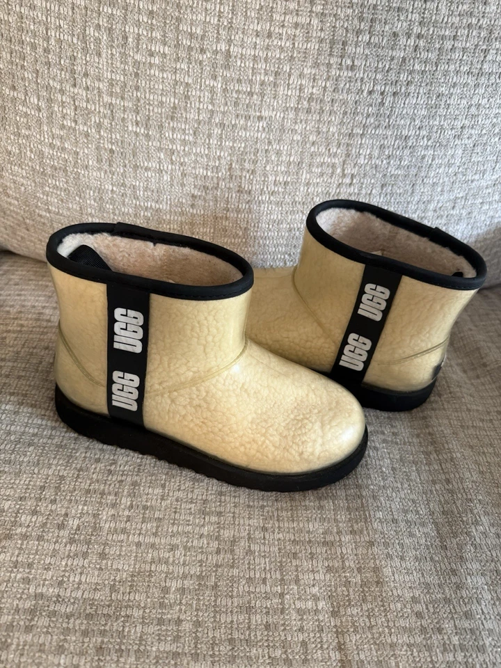 Ugg Girls Classic Clear Mini 2 Size 4 Boots White Black Ankle Outdoor Winter - Image 1 of 4