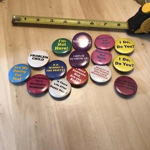 15 Vintage Russ Berry bunte Knöpfe Pins I Need Someone Bad Are You Bad - Bild 1 von 6