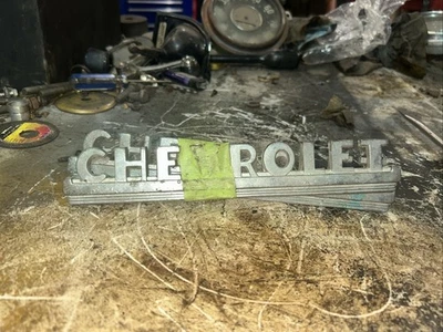 Insignias de capó de camioneta Chevrolet 1950-52 Foto 1 de 2