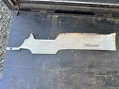 Ford Thunderbird 1961-1963 tablero bisel pasajero panel lateral derecho emblema Foto 1 de 4