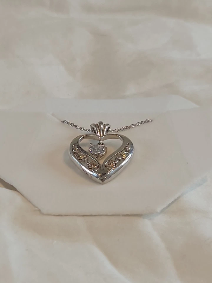 Collar Colgante Corazón Abierto Plata de Ley Chapado en Oro 12kt Black Hills Foto 1 de 4