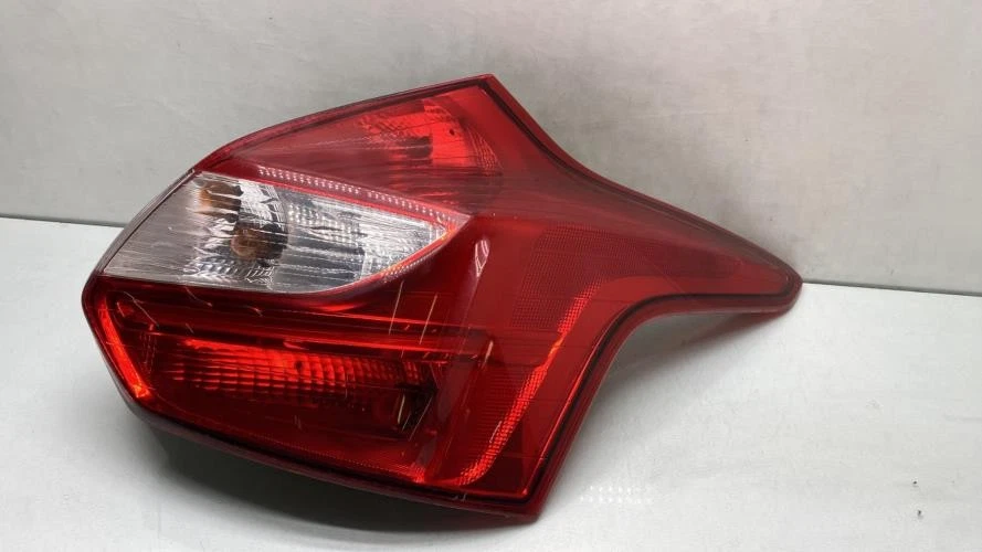 Feu arriere principal droit (feux) FORD FOCUS 3 PHASE 1 1825318 - Photo 1/4