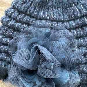 Manguun Strick Mütze Blau Tüll Mesh Blume 51/109 - Bild 1 von 10