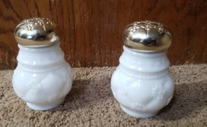 ¡Lote de 2 vintage! Botellas de vaso de leche blanca Avon tornillo en la parte superior 3,5" de alto - Imagen 1 de 2