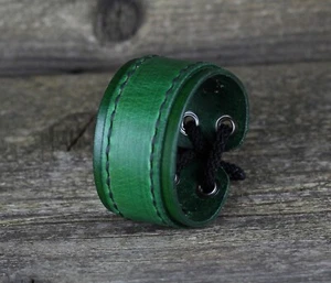 Pulsera de cuero verde, puño hombre, accesorios mujer. - Imagen 1 de 7
