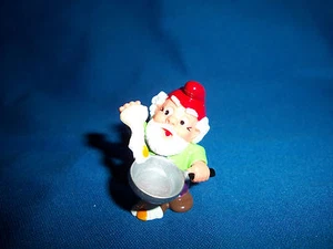 KITCHEN GNOME COOK EGG FRYING PAN Plastic Figure Kinder Surprise ZWERGE LUPIN - Picture 1 of 5