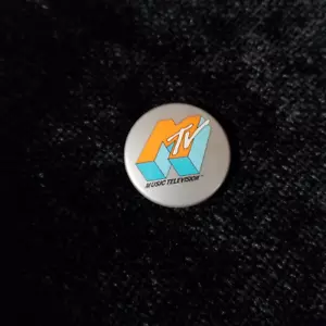 Vintage 1980's MTV Logo 1" Button Pin - Picture 1 of 3