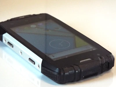 Teléfono Plum Gator 3 (Z405), Dual SIM, GSM, IP68 resistente al polvo/agua Foto 1 de 4