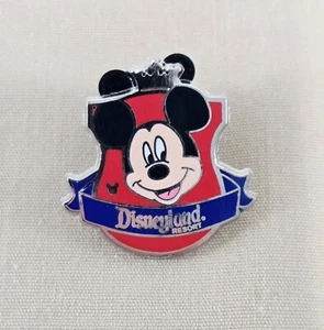 Prendedor Disney DLR 2012 Hidden Mickey Crests Mickey Disneyland - Imagen 1 de 2