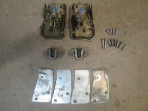 Original MG Midget, Sprite Outer Door Latch Striker plate Bolts Shim Assembly - Foto 1 di 4