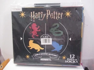 Harry Potter Hogwarts Casas Hombres 12 Días de Calcetines en Caja de Regalo de Adviento Nuevo Sellado - Imagen 1 de 3