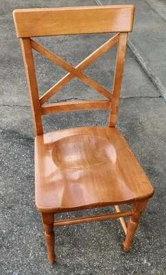 Mesa de cocina Pier One con respaldo cruzado silla lateral sentada madera rubia clásica Foto 1 de 4