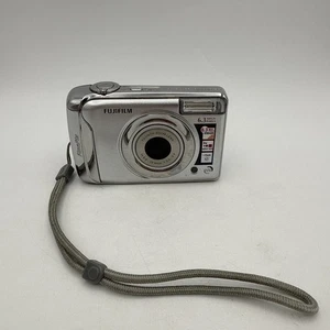 Fujifilm fotocamera digitale FinePix A610 6,3 megapixel argento SCHERMO ROTTO COSÌ COM'È PARTI - Foto 1 di 10