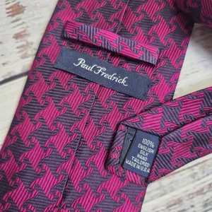 Paul Frederick 100 % englische Seidenkrawatte rosa blau geometrisch 3,75 x 65 hergestellt in den USA - Bild 1 von 3