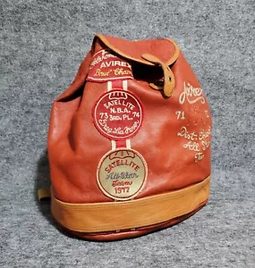 Mochila de cuero universitaria Avirex de colección NBA All Star Era EE. UU. roja y tostada años 2000 Y2k - Imagen 1 de 11