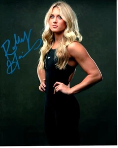 Foto firmada por Riley Gaines de 8x10 con certificado de autenticidad de holograma - Imagen 1 de 2