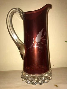 De colección. Jarra de vidrio cortada a transparente floral de 12" de alto helecho grabado rojo rubí - Imagen 1 de 12