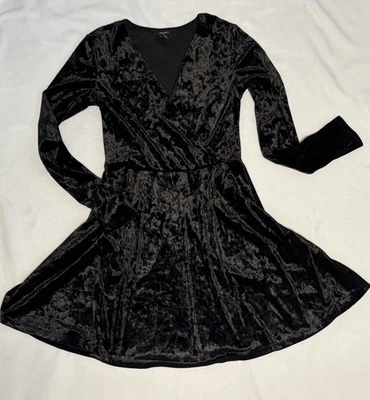 Forever 21 Size M Black Velvet Velour Skater Mini Dress Fit Flare Long Sleeve V - Image 1 of 4