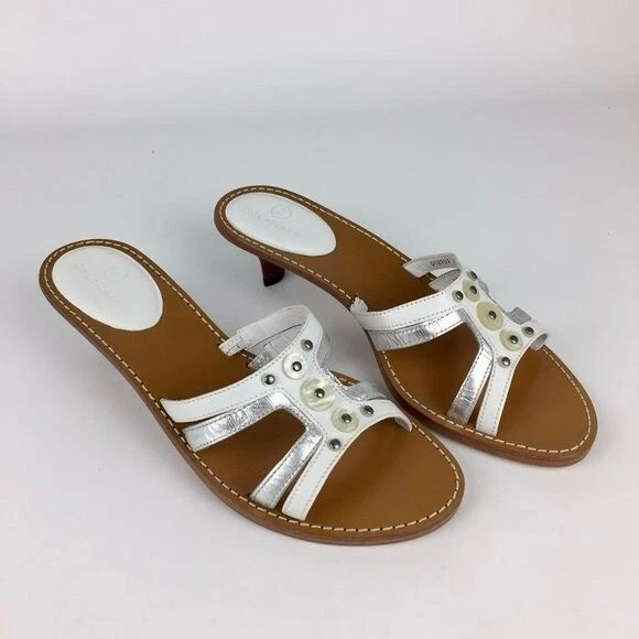 Sandalias de cuero blancas plateadas Cole Haan para mujer con tachuelas de tacón de gatito talla 8,5 Foto 1 de 4