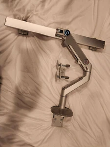 Humanscale M8 Dual Monitor 27" Crossbar no Versa Plates, Silver/Gray, With Flaws - Photo 1/2