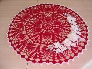 Neu handgehäkelt rot Ananas Deckel mit weiß & silber Urlaubsborte 20 Zoll Rd - Bild 1 von 4