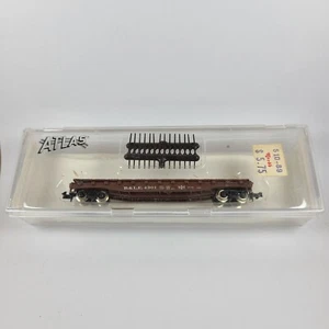 Atlas escala N B. & L.E. Vagón plano con estacas tren de carga 4301 - 3802 - nuevo en caja - Imagen 1 de 4