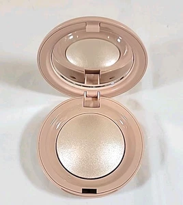 Iluminador táctil sedoso con luz positiva de belleza rara ilumina 2,8 G - Imagen 1 de 8