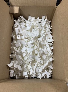 Box of 1000 - Richelieu MP5847N30 Locking Shelf Support Plastic Clip, White - Picture 1 of 3