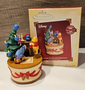 Hallmark 2005 Ornament 'Getting Ready For Christmas' Pooh Piglet Eeyore *VIDEO* - Picture 1 of 8