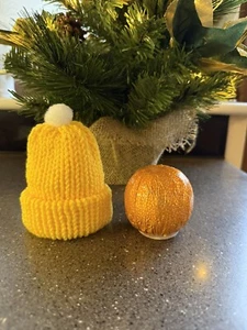 Schokoladenorange/Badebombenmützen - leuchtend gelb mit weißem Bommel - Bild 1 von 4