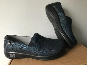Alegria Keli Navy Swish Exclusive Leather Embossed Slip-On Clogs Size 38 NIB! - Picture 1 of 7