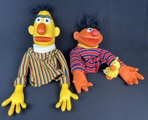 Títeres de mano vintage de Seaame Street Bert & Ernie con patito de goma años 70 - Imagen 1 de 12