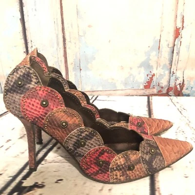 Isabella Fiore Zapatos de salón con tachuelas Piel de serpiente Tacones festoneados Talla 9 Italia Foto 1 de 4