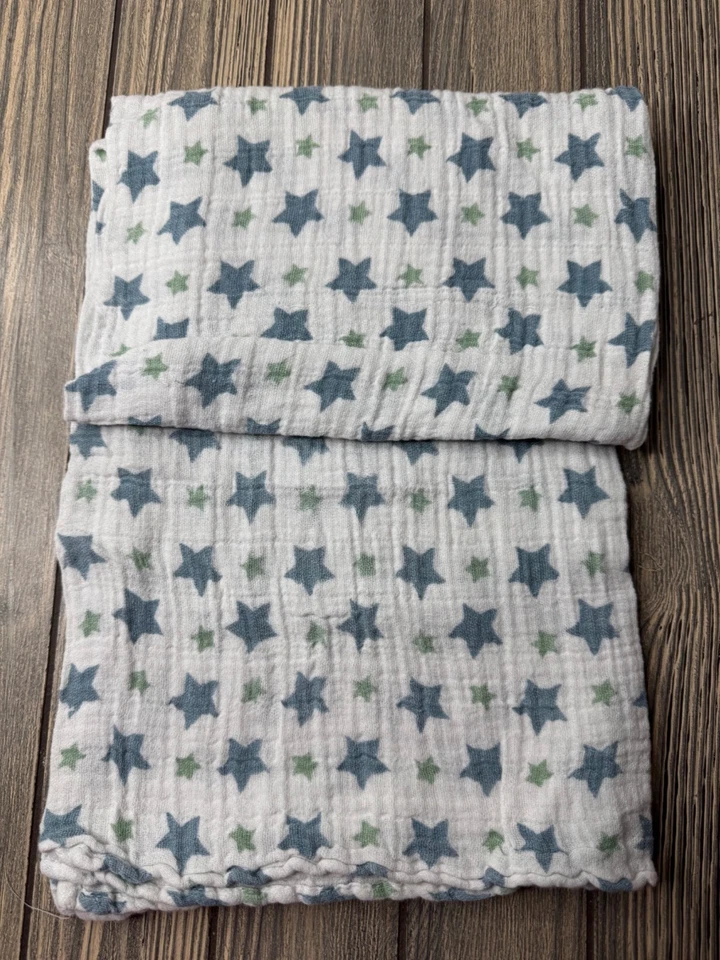 Manta de bebé de muselina de algodón Aden + Anais con estampado de estrellas azul y verde Foto 1 de 3