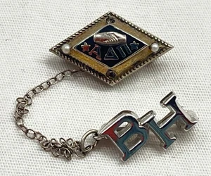 2011 Sterling Silber ALPHA DELTA PI Abzeichen Pin Beta Eta Kapitel - fehlen 2 Perlen - Bild 1 von 7
