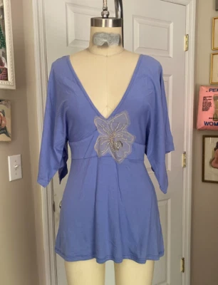 Camisa túnica amarrada REBECCA BEESON Periwinkle azul Y2K aplique de flor de renda *MED* - Imagem 1 de 4