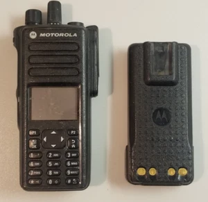 Motorola XPR7580e Two Way Radio With Battery NO POWER For PARTS ONLY Read Descr - Zdjęcie 1 z 17